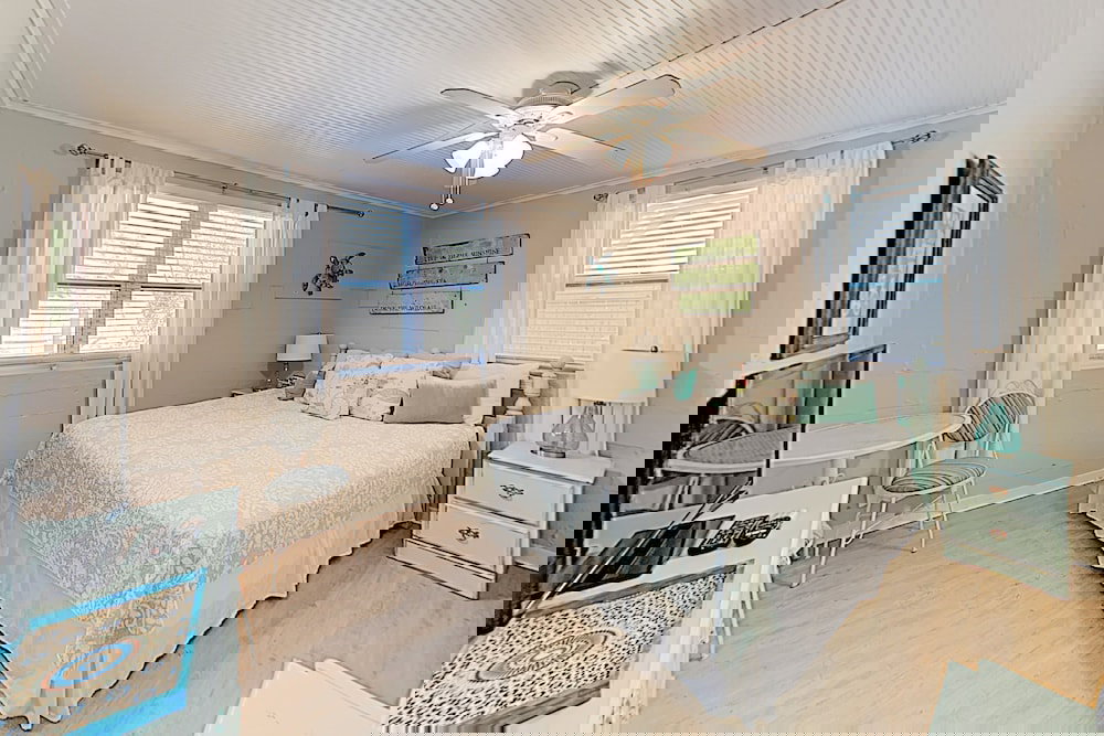 New Listing! Drift Inn: Beachside W/ Porch 4 Bedroom Home - thumb 4