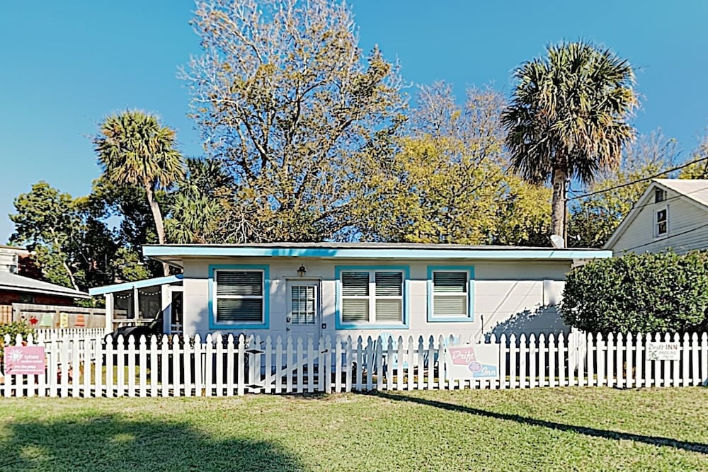 New Listing! Drift Inn: Beachside W/ Porch 4 Bedroom Home - thumb 1
