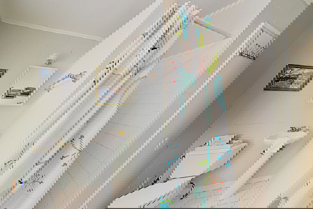 New Listing! Drift Inn: Beachside W/ Porch 4 Bedroom Home - thumb 5