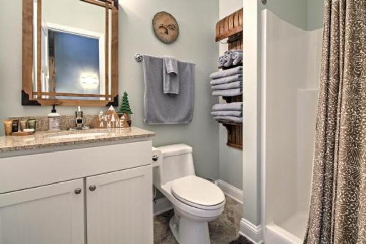 Lavish Wintergreen Home With Hot Tub By Skiing! - thumb 2