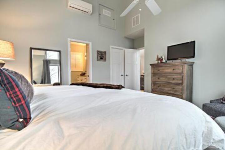 Lavish Wintergreen Home With Hot Tub By Skiing! - thumb 7