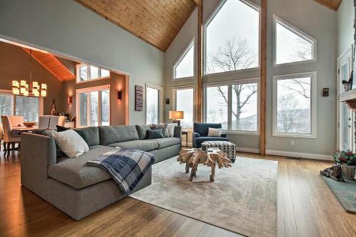Lavish Wintergreen Home With Hot Tub By Skiing! - thumb 4
