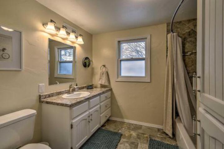 Waterfront Green Bay Cottage W / Stunning Views - thumb 2