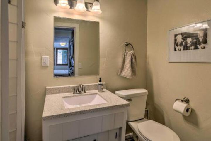 Waterfront Green Bay Cottage W / Stunning Views - thumb 1