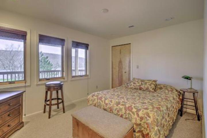 Deep Creek Lake Townhome With Deck & Water Views - thumb 5