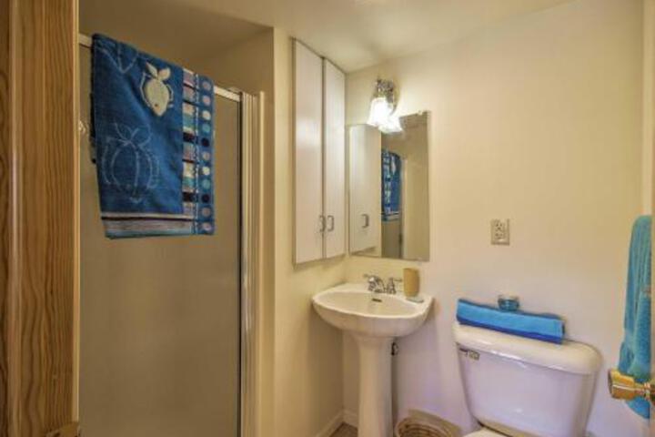 Deep Creek Lake Townhome With Deck & Water Views - thumb 0