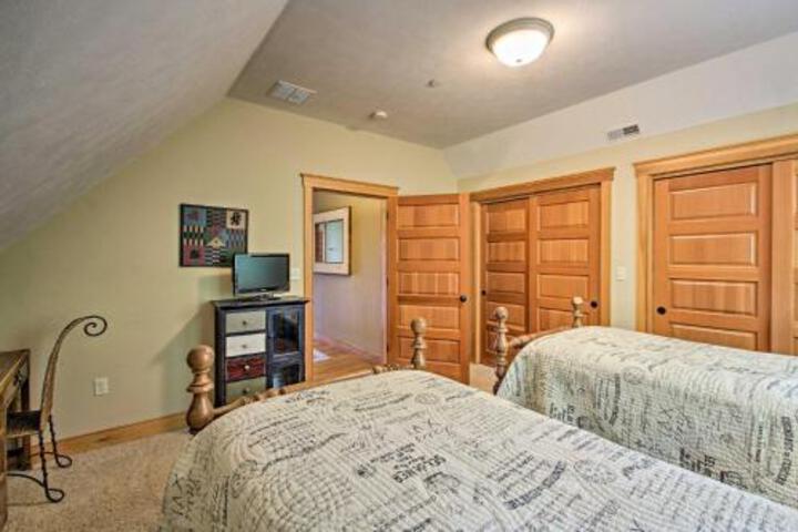 Lakefront Alton Bay Home W / Movie Theater+Dock - thumb 2