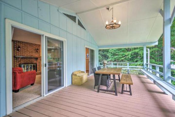 Cabin With Decks Bordering Dupont State Forest! - thumb 4