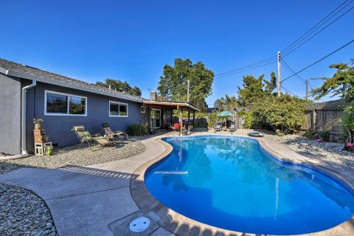 NEW Remodeled Sacramento Home W / Private Patio+Pool - thumb 4
