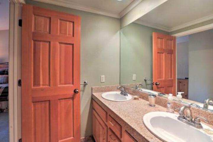 Incline Village Condo W / Amenities + Deck! - thumb 2