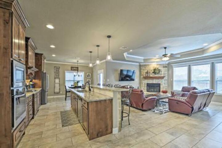 Luxurious College Station Home W / Pool+Patio! - thumb 1