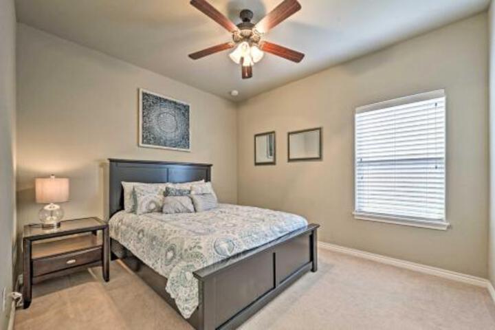 Luxurious College Station Home W / Pool+Patio! - thumb 5