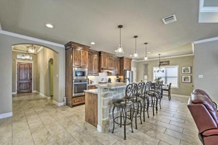 Luxurious College Station Home W / Pool+Patio! - thumb 6