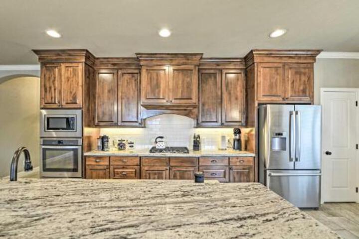 Luxurious College Station Home W / Pool+Patio! - thumb 3