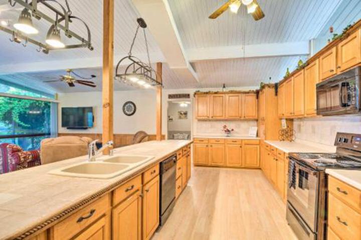 Lago Vista Home With Deck Fire Pit & Lake Views - thumb 5