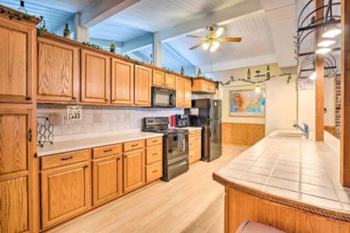 Lago Vista Home With Deck Fire Pit & Lake Views - thumb 1