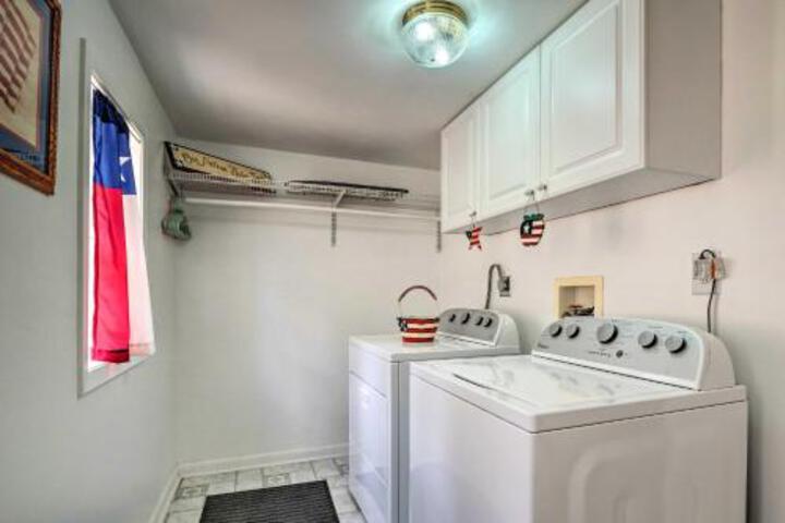 Lago Vista Home With Deck Fire Pit & Lake Views - thumb 2