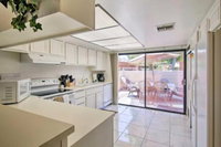 NEW Palm Springs Condo w / Pool Access 1 Mi to Golf