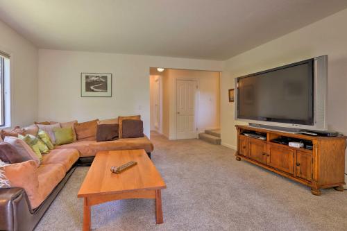 NEW! Resort Home 3 Mi To Lake Tahoe & Ski Resort! - thumb 3