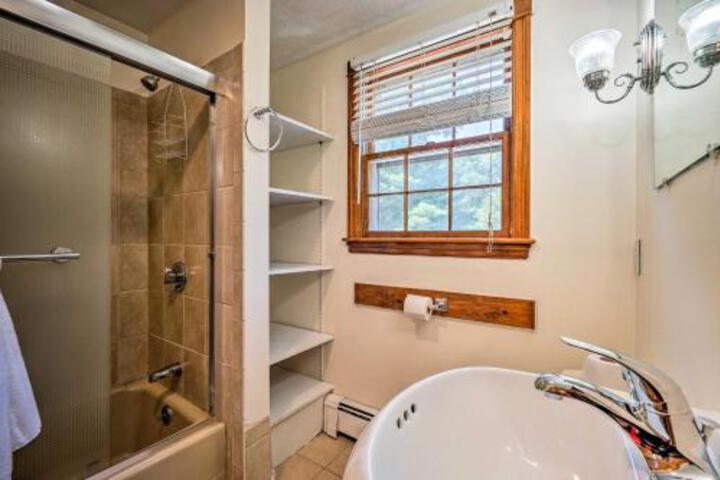 East Falmouth Home W / Pool Near Downtown & Beach - thumb 3