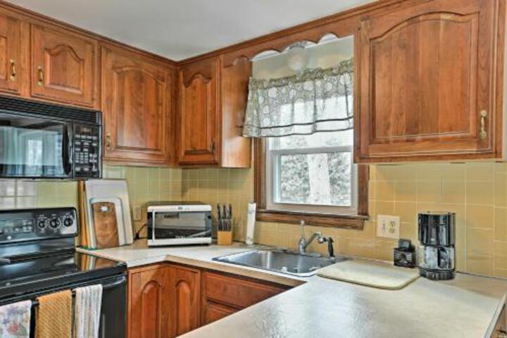 Quiet Brewster House With Deck Mins To Bay Beaches! - thumb 3