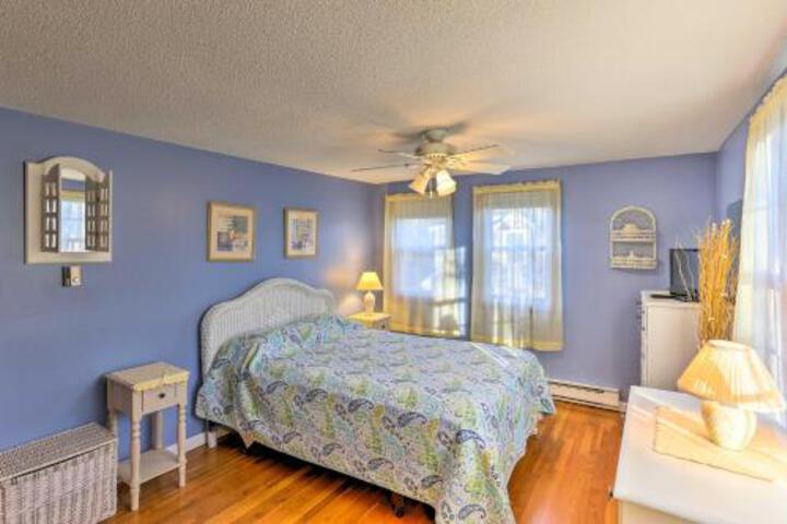 Spacious East Falmouth House Walk To Great Pond! - thumb 6