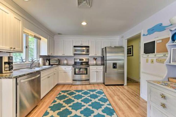 East Falmouth Home: 3 Min Walk To Private Beach! - thumb 3