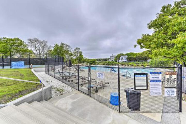 East Falmouth Home: 3 Min Walk To Private Beach! - thumb 0