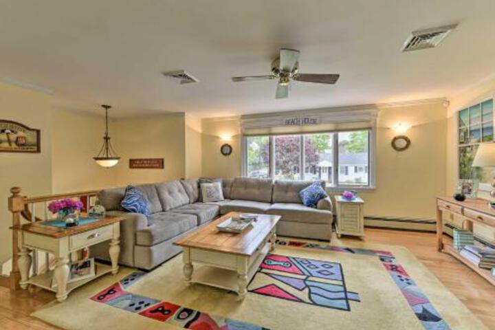 East Falmouth Home: 3 Min Walk To Private Beach! - thumb 1
