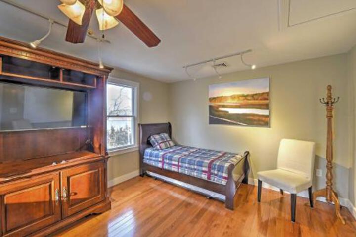 Bourne House W / Furnished Deck & Waterfront Views! - thumb 6