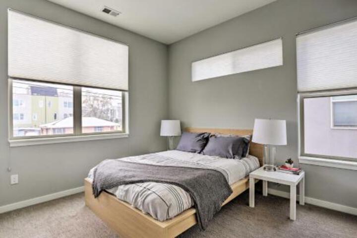 Walk To Broncos Stadium Townhome W / Rooftop Patio - thumb 2