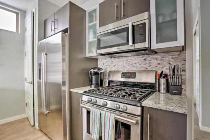 Walk To Broncos Stadium Townhome W / Rooftop Patio - thumb 0