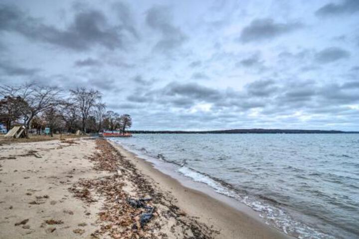 Modern Condo Less Than 1 Mile To Grand Traverse Bay! - thumb 1