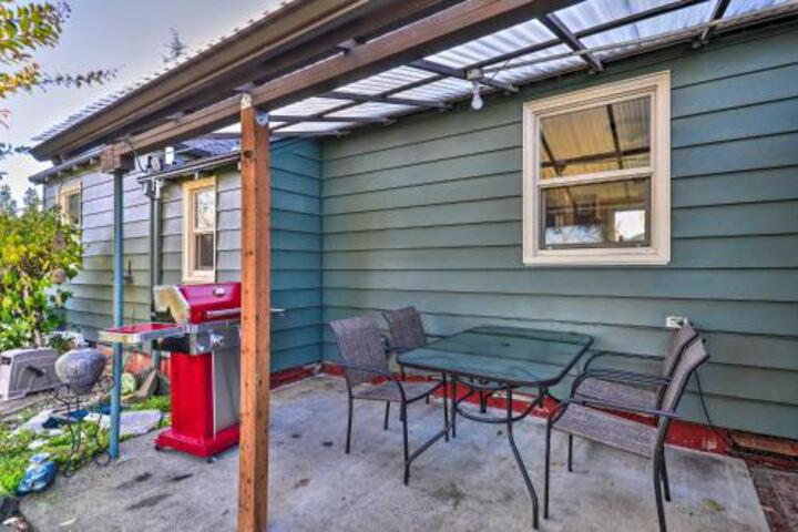 Sherwood Retreat With Yard Walk To Old Town! - thumb 3