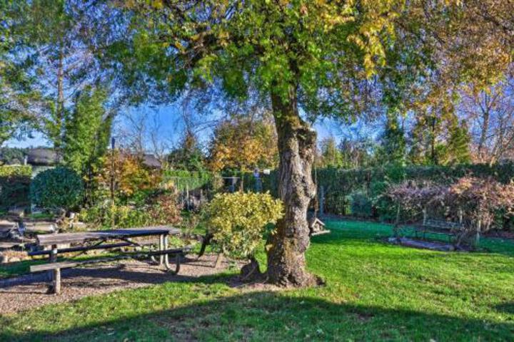 Sherwood Retreat With Yard Walk To Old Town! - thumb 5