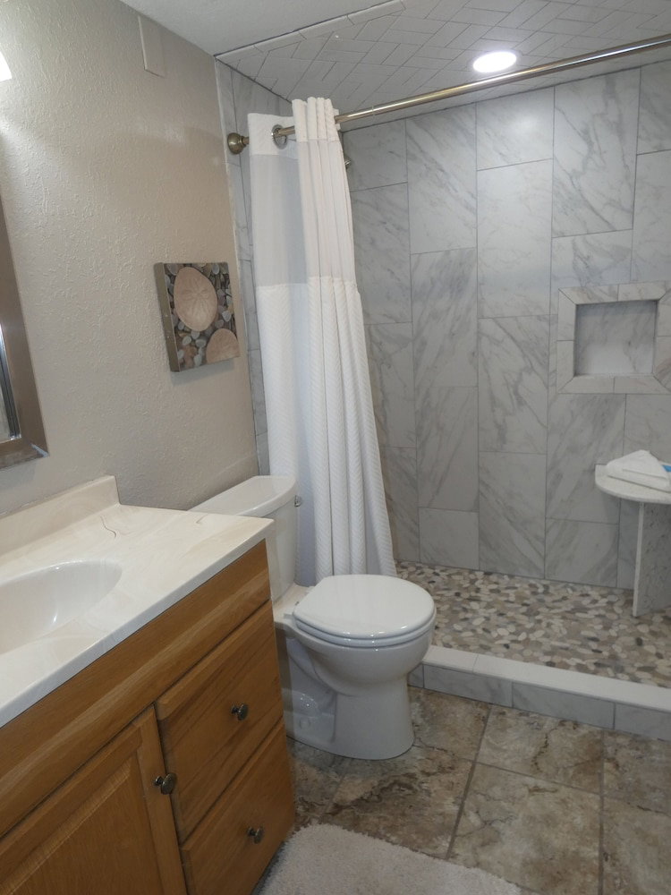 1011 Waters Edge Resort Condo - thumb 3