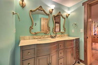 Lavish Lakefront Lodge w / Dock Yard  Hot Tub