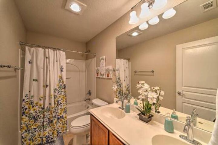 Spacious Home With Pool Access 5 Mi To SeaWorld - thumb 1