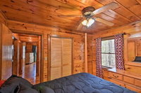 Little Rock Creek Retreat Cabin with Hot Tub