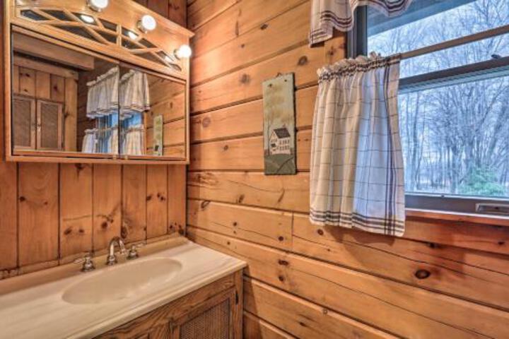 Luxe Pocono Cabin With Deck For Skiers & Families - thumb 2
