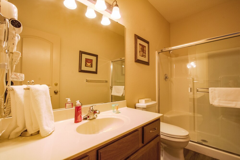 Highrise Haven 2 Bedroom Condo - thumb 6