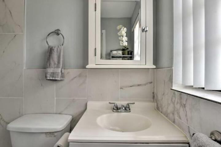 Oceanfront Miami Beach Condo W / Resort Pool Access - thumb 6