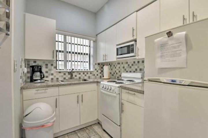 Oceanfront Miami Beach Condo W / Resort Pool Access - thumb 5