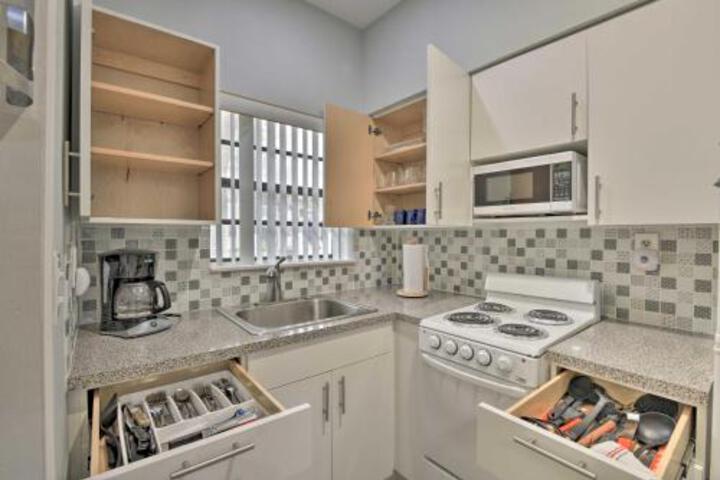 Oceanfront Miami Beach Condo W / Resort Pool Access - thumb 3