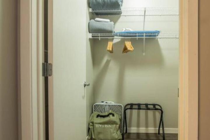 Comfortable & Trendy Studio Near Riverwalk Trails - thumb 4