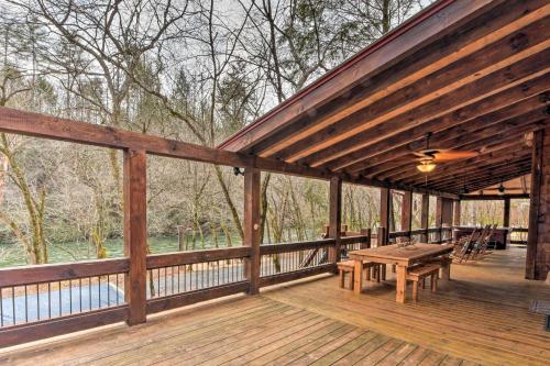 Riverfront Cabin W / Hot Tub By Main Street! - thumb 5