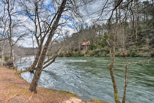 Riverfront Cabin W / Hot Tub By Main Street! - thumb 1