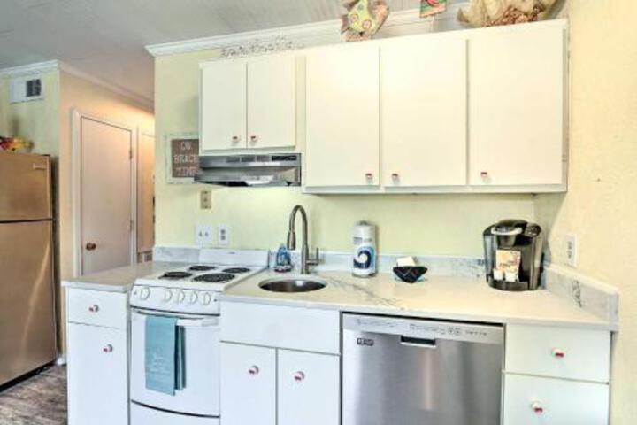 Cozy Island Escape Walk To Folly Field Beach Park - thumb 3