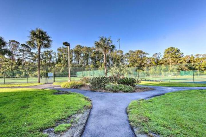 Cozy Island Escape Walk To Folly Field Beach Park - thumb 2