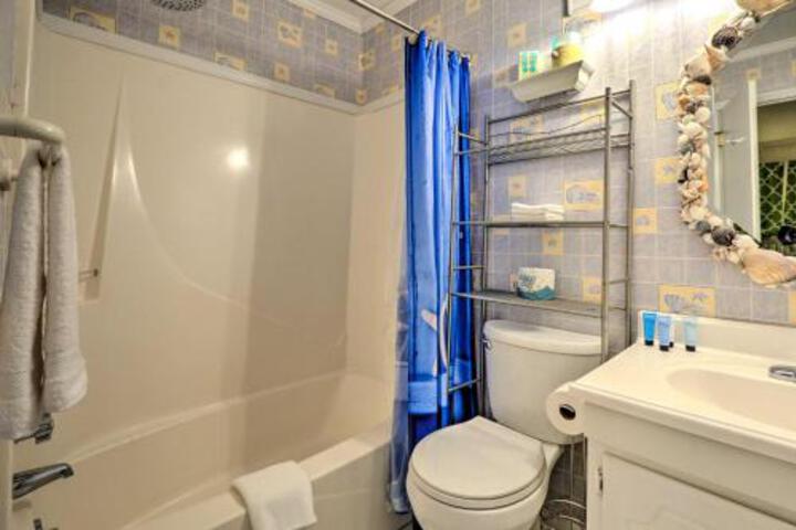 Cozy Island Escape Walk To Folly Field Beach Park - thumb 4